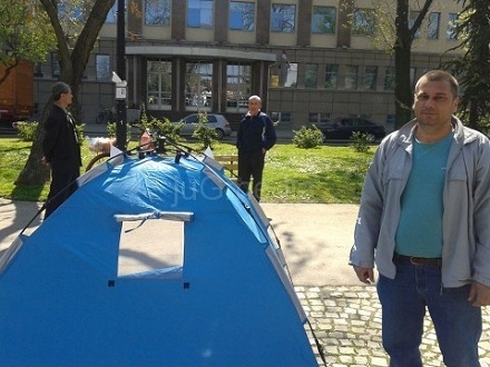 Sindikalac protestuje ispred suda u šatoru (Foto: JuGmedia)